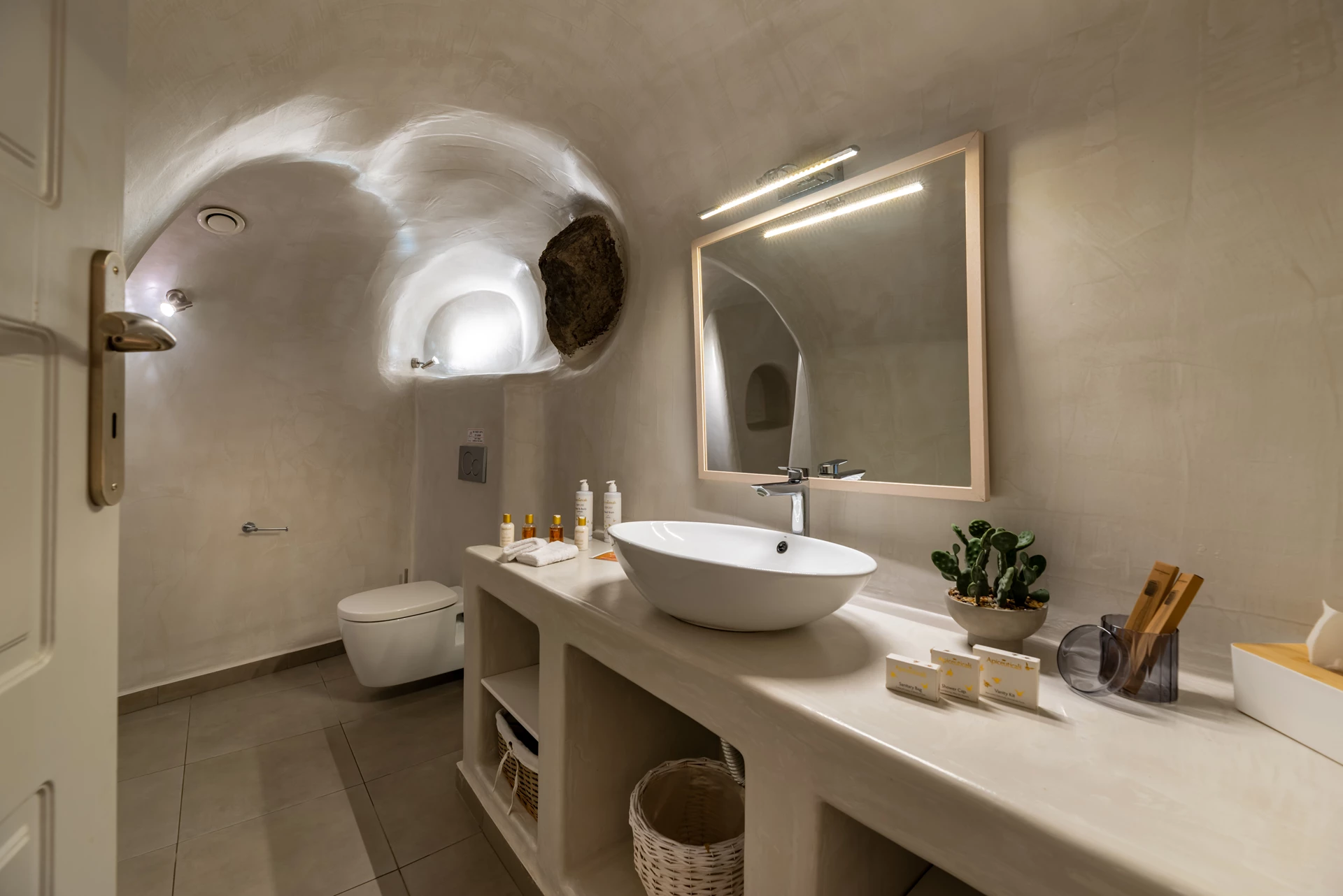 wc Canava Cave Residence