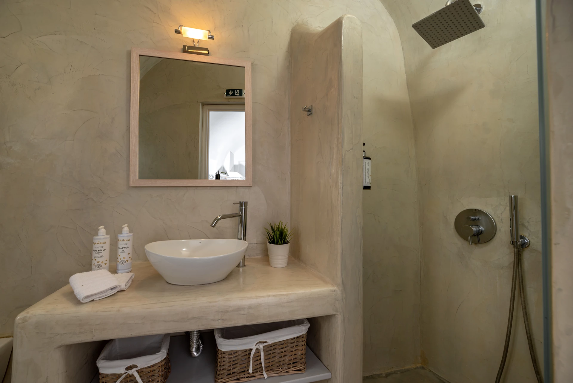 Assyrtiko Cave Residence